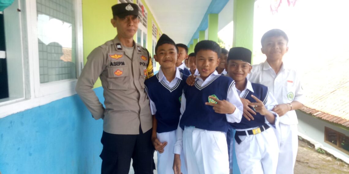 Bhabinkamtibmas Desa Sukamaju efektifkan Dialogis bersama Warga antisipasi kerawanan gukamtibmas