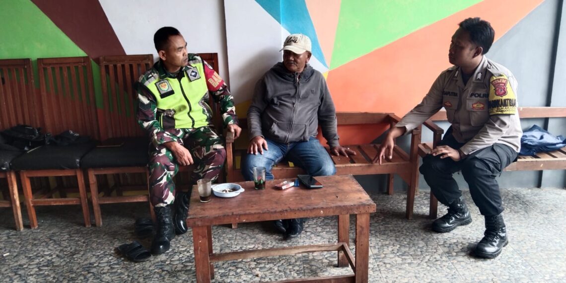 Bhabinkamtibmas Bersinergi dengan Babinsa Sambangi Warga Untuk Tingkatkan Harkamtibmas