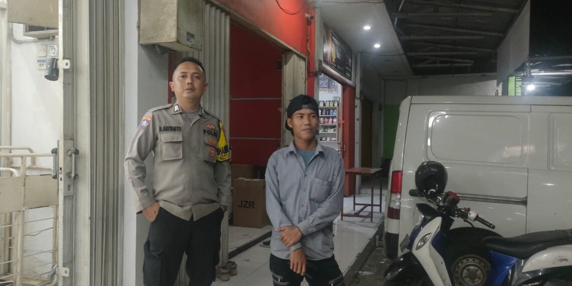 Bhabinkamtibmas Polsek Kebonpedes Patroli Desa Binaan Berikan, Berikan Himbauan Kamtibmas Malam Hari Cegah Gukamtibmas