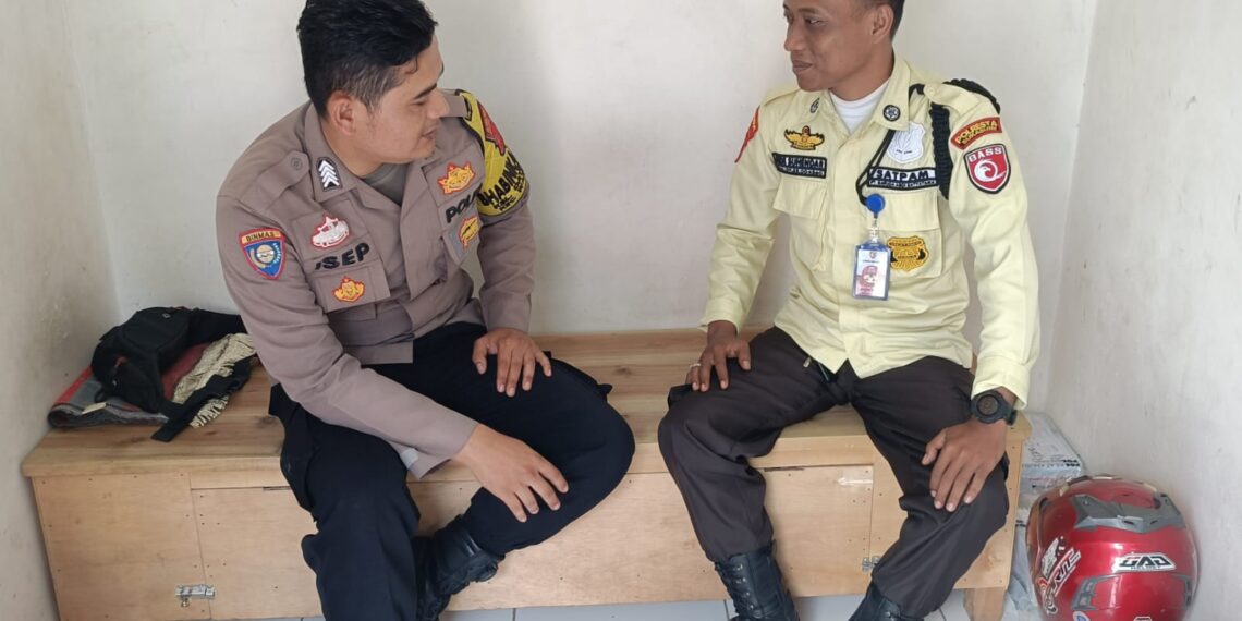 Cegah Aksi Kejahatan, Anggota Bhabinkamtibmas berikan Himbauan Kamtibmas Kepada Security
