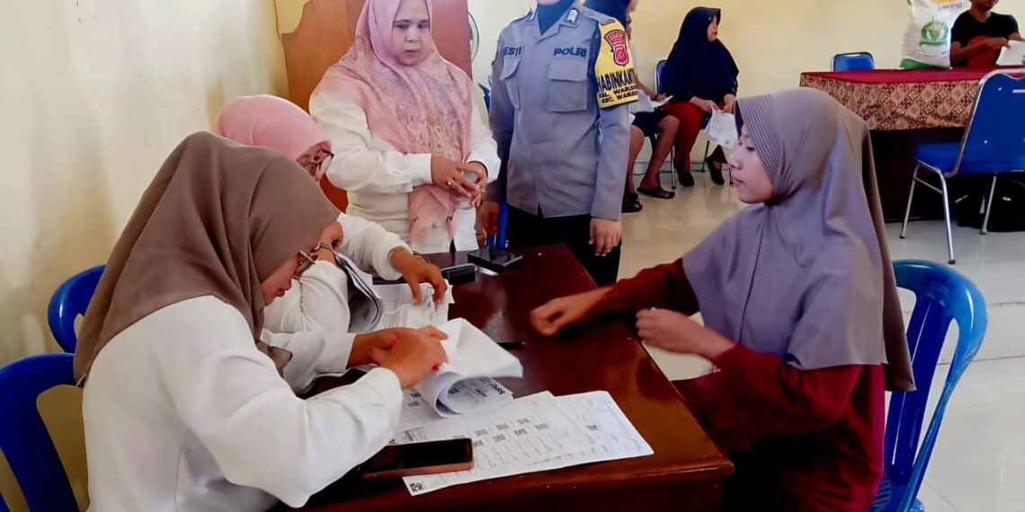 Bhabinkamtibmas Polwan Monitoring Pembagian Bansos Beras