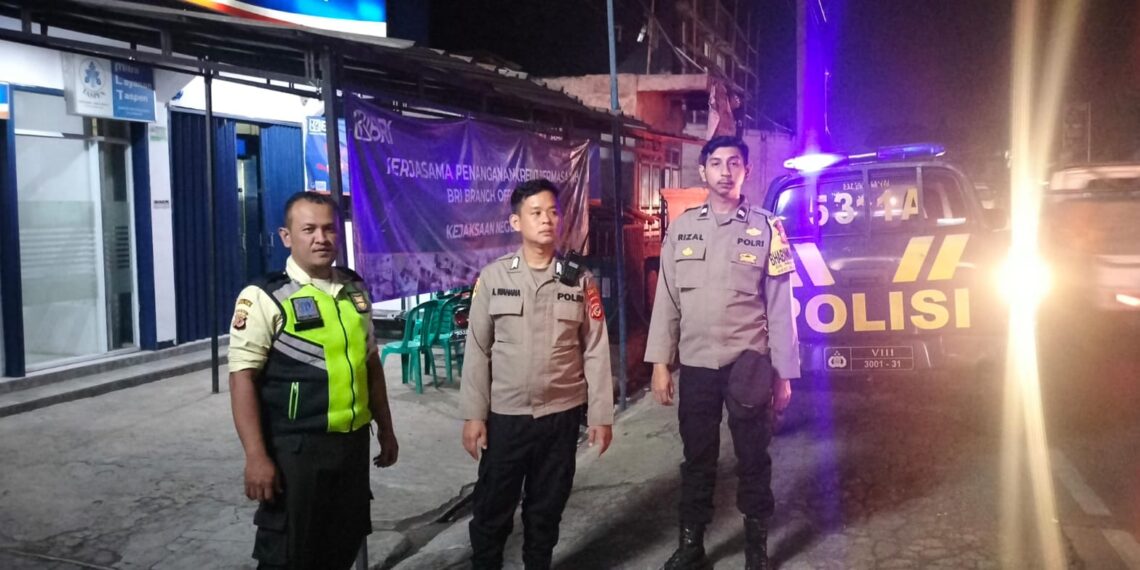 Personil Samapta Sektor Sukalarang Laksanakan Patroli Sambangi ATM BRI pada Malam Hari untuk Hindari Gangguan Kamtibmas
