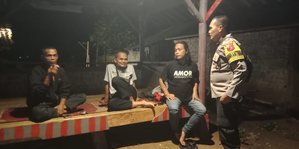Patroli Malam , Bhabinkamtibmas Polsek Cireunghas Sambangi Warga di Pos Ronda