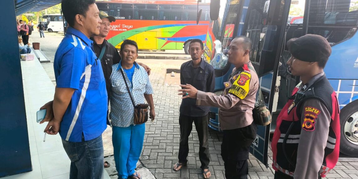 Cooling system Pilkada serentak 2024. Bhabinkamtibmas serukan Pemilu Damai bersama Kru Bus Terminal