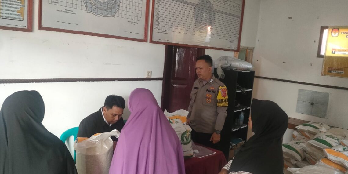 Bhabinkamtibmas Desa Sasagaran Polsek Kebonpedes Monitoring Penyaluran Bansos di Kantor Desa Sasagaran