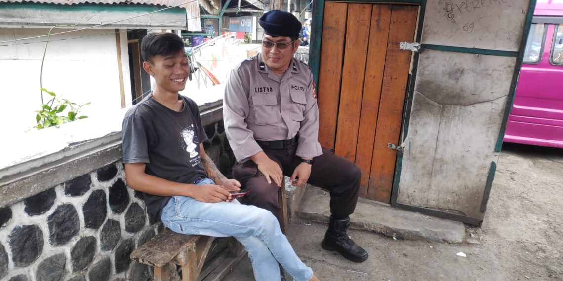 Personil Polsek Kebonpedes Patroli Dialogis Siang Hari Untuk Sampaikan Pesan Kamtibmas