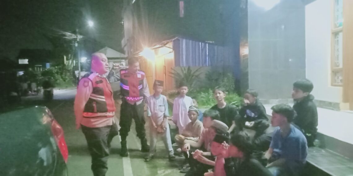 Patroli antisipasi gukamtibmas sore dan malam hari, Polsek Cibeureum laksanakan himbauan Humanis terhadap Warga masyarakat