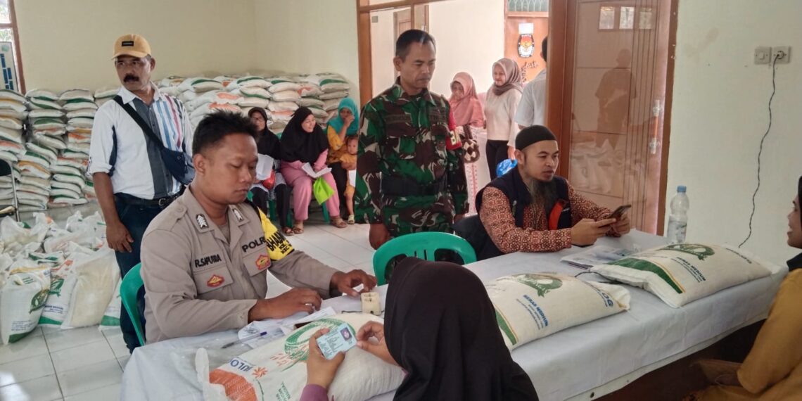 Bhabinkamtibmas Kelurahan Sukakarya Monitoring Pembagian Bansos Beras