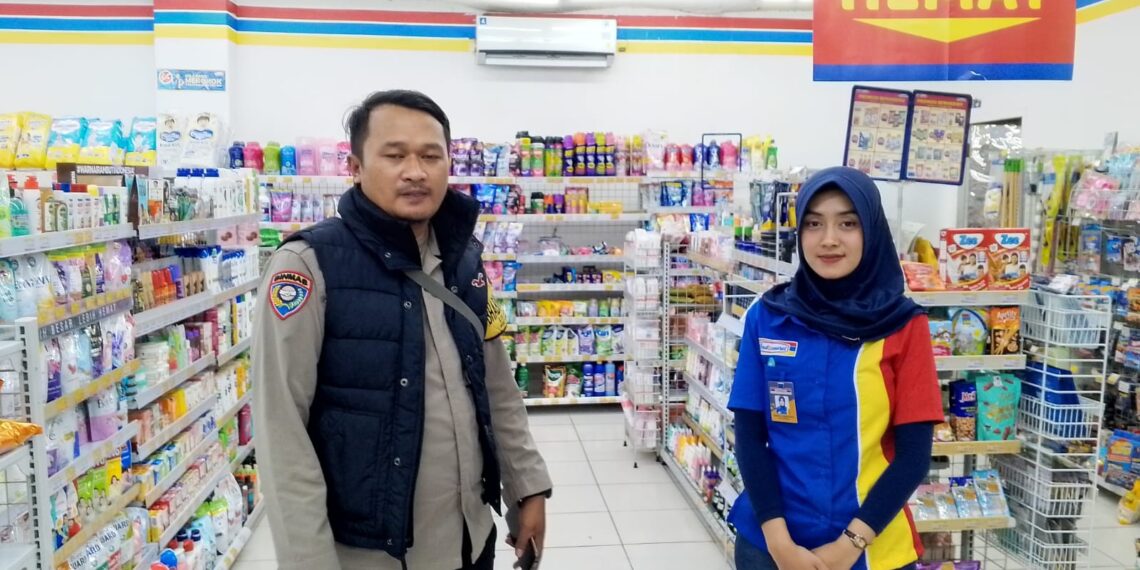 Bhabinkamtibmas Polsek Kebonpedes Patroli Mini Market Berikan Himbauan Kamtibmas Agar Waspada Curanmor
