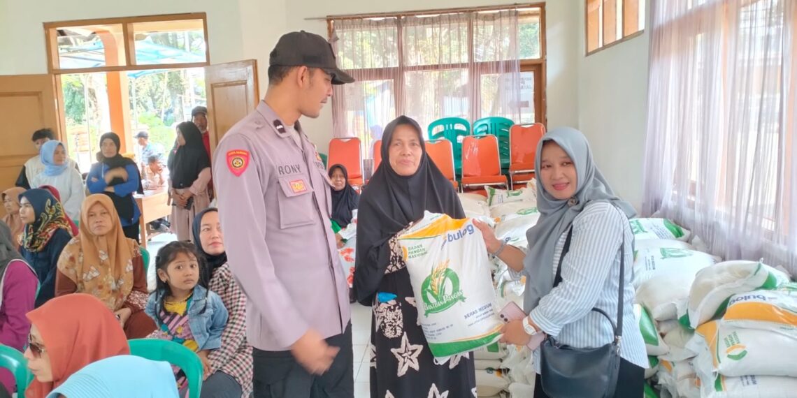 Penyaluran Bantuan CBP Kelurahan Jayaraksa. Bhabinkamtibmas arahkan warganya berbudaya antri