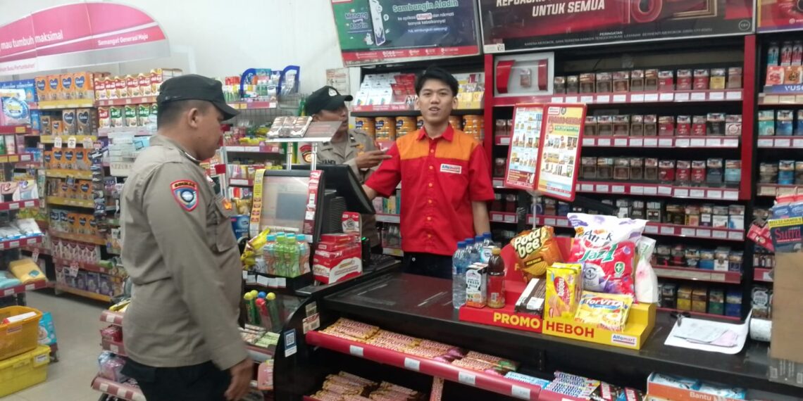 Anggota Samapta Polsek Sukalarang Laksanakan Patroli Dialogis Kerawanan Malam Sambangi Minimarket Alfamart