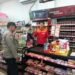 Anggota Samapta Polsek Sukalarang Laksanakan Patroli Dialogis Kerawanan Malam Sambangi Minimarket Alfamart