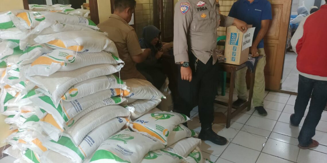 Bhabinkamtibmas Polsek Cisaat Monitoring Penyaluran Program Bantuan Pangan Cadangan Beras Pemerintah (BPCBP)