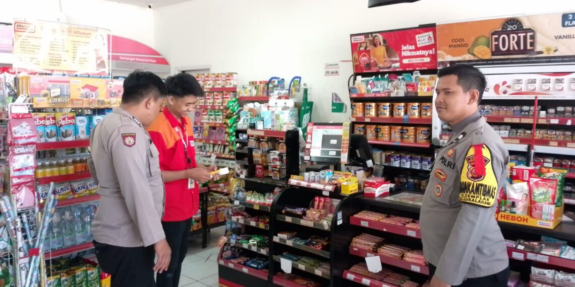 Sampaikan Himbauan Kamtibmas Kepada Karyawan Minimarket saat Patroli Siang
