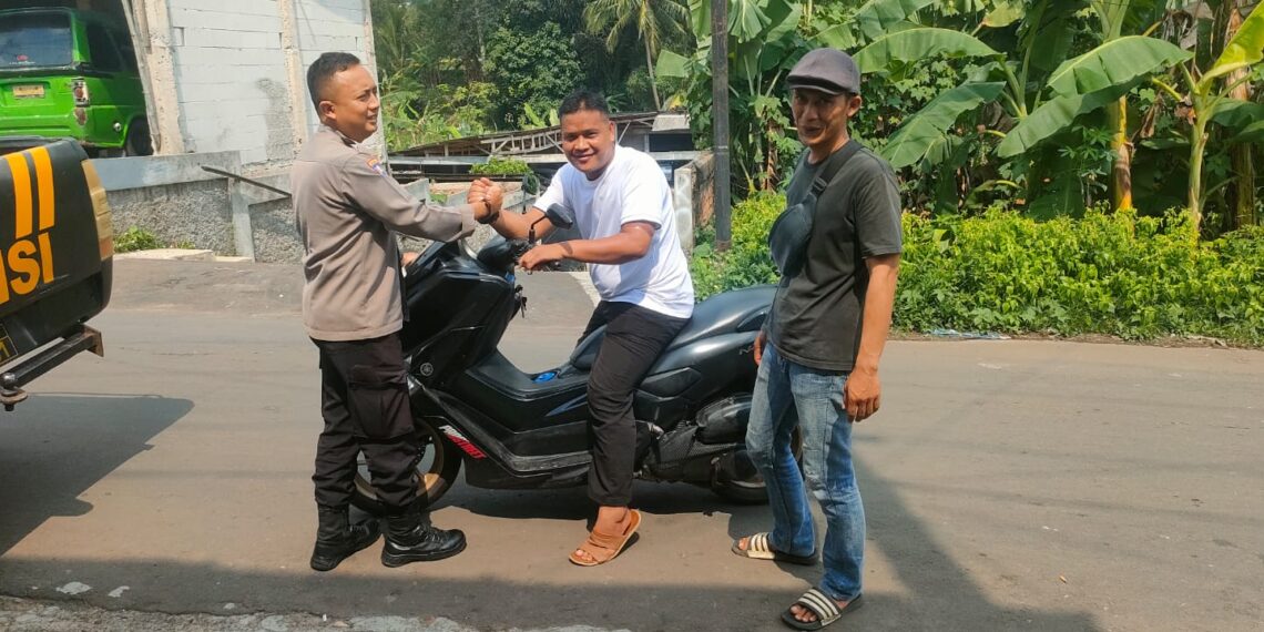 Bhabinkamtibmas Desa Sasagaran Polsek Kebonpedes Patroli Sapa Warga Sampaikan Himbauan Kamtibmas