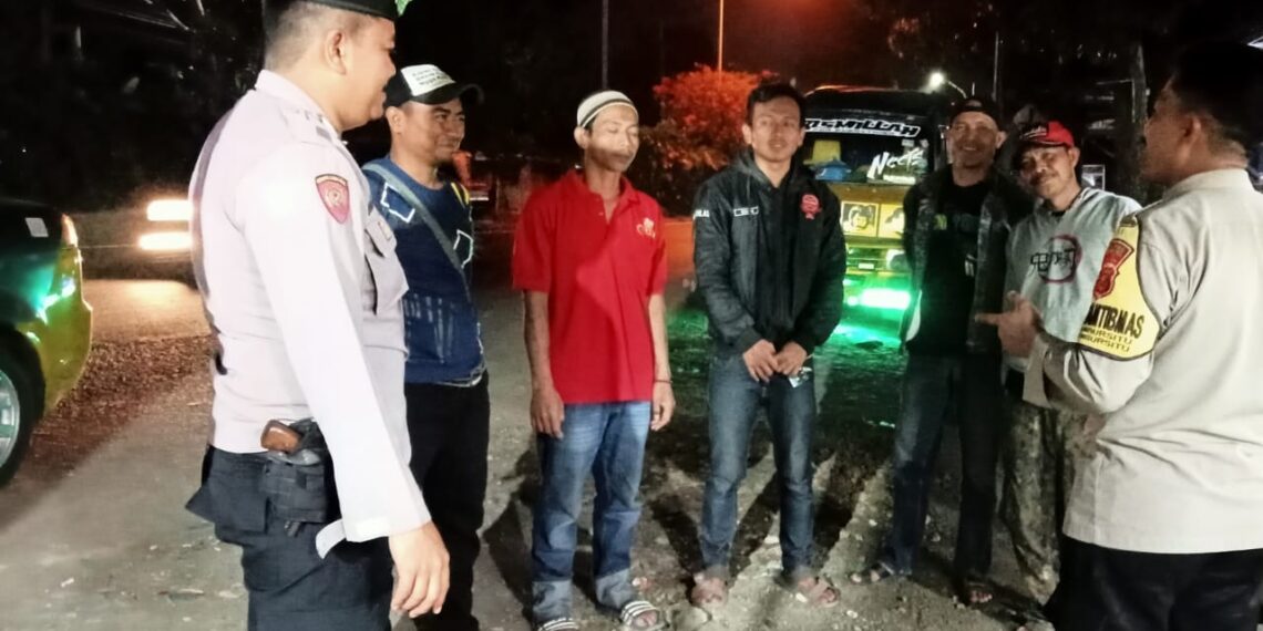 Polsek Lembursitu  Laksanakan Patroli Pada Malam Hari Dan Berikan Himbauan kamtibmas