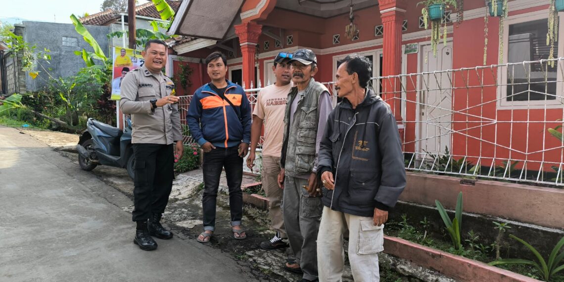 Polseek Sukaraja Laksanakan Patroli Dan Sambangi Warga