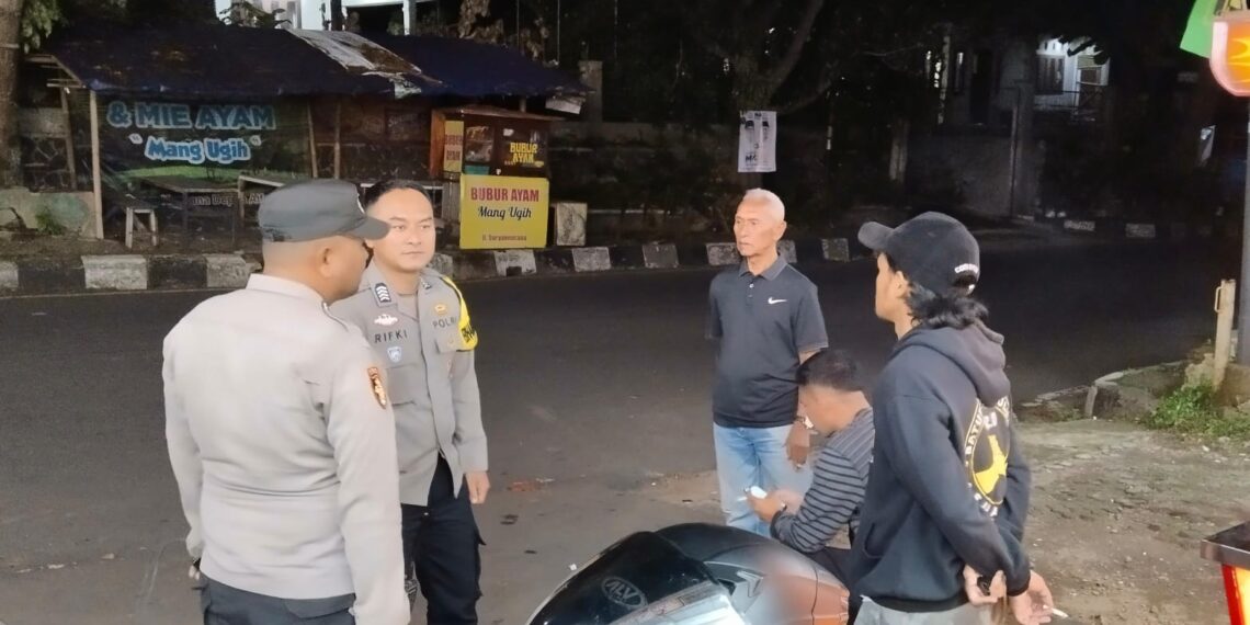 Jalin Silaturahmi, Bhabinkamtibmas Polsek Cikole Laksanakan Giat Sambang Warga