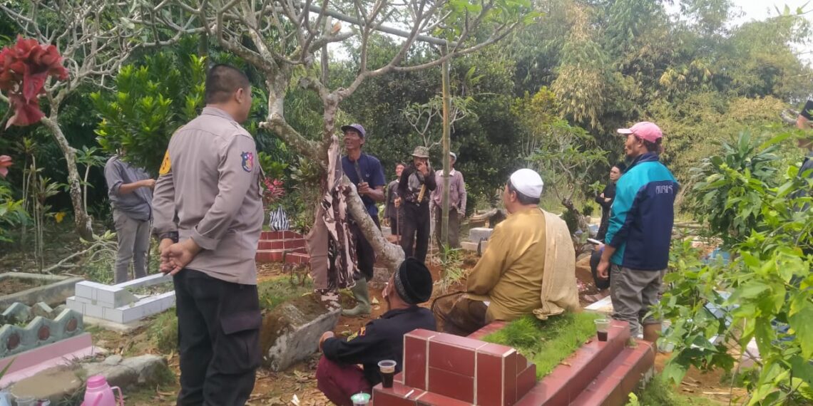 Bhabinkamtibmas Polsek Sukaraja Hadiri Pemakaman Dan Tokoh Masyarakat Desa sukamekar