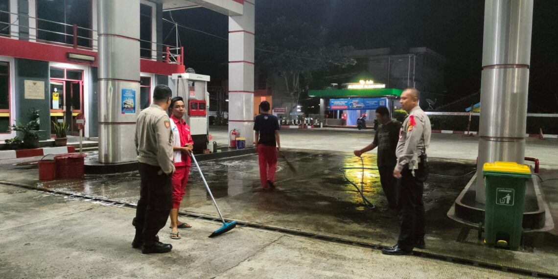 Cipta Kondisi Pemilu Damai, Polsek Baros tingkatkan Patroli malam sambangi SPBU Baros