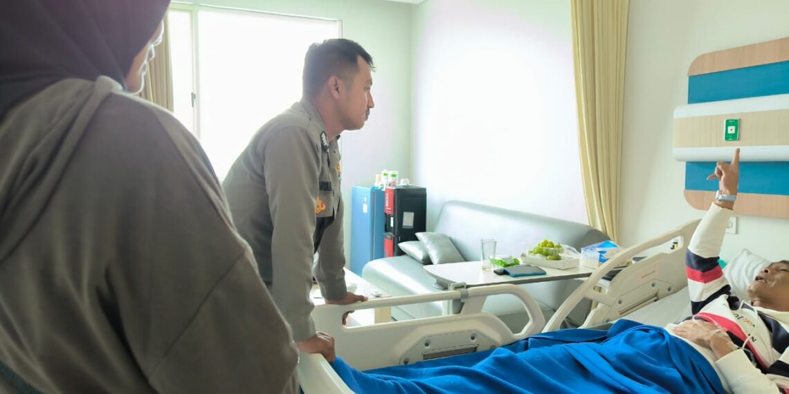 Bhabinkamtibmas Polsek Sukaraja  tokoh masyarakat yang sedang dirawat di RS`