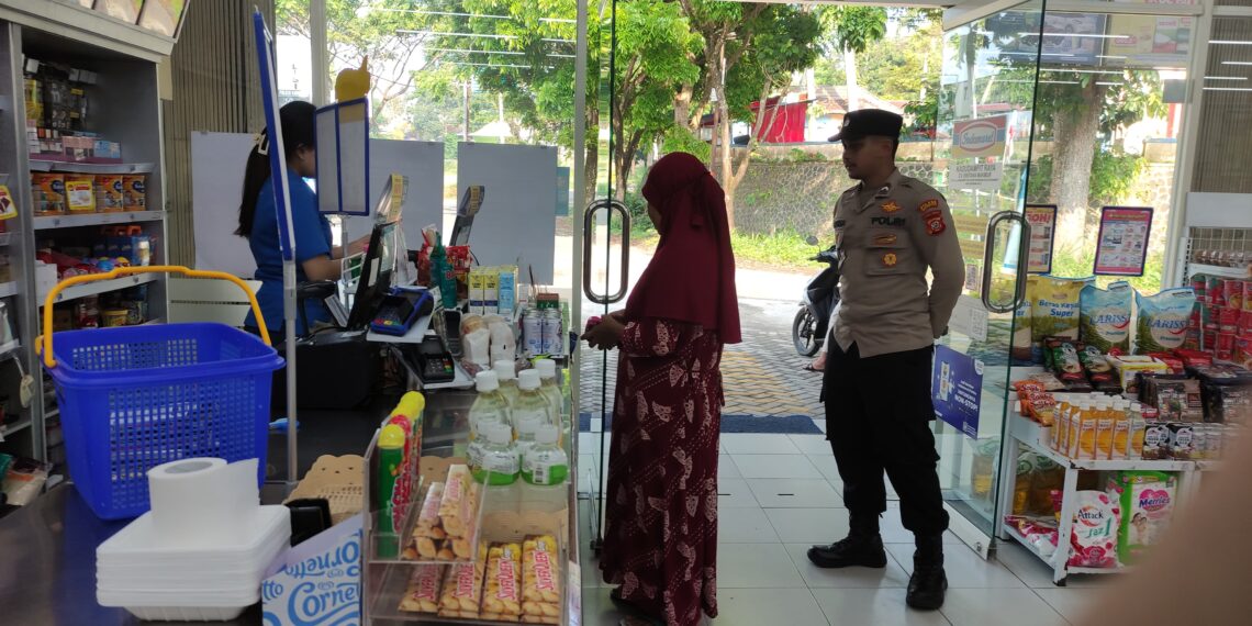 Patroli mobile rutin Polsek Kadudampit untuk mengantisipasi gangguan kamtibmas  di wilayah hukum polsek kadudampit