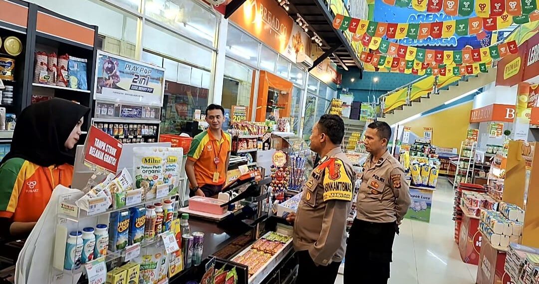 Polisi Patroli Malam Sambangi Minimarket Dan Dialogis Dengan Masyarakat