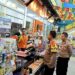 Polisi Patroli Malam Sambangi  Minimarket Dan Dialogis Dengan Masyarakat