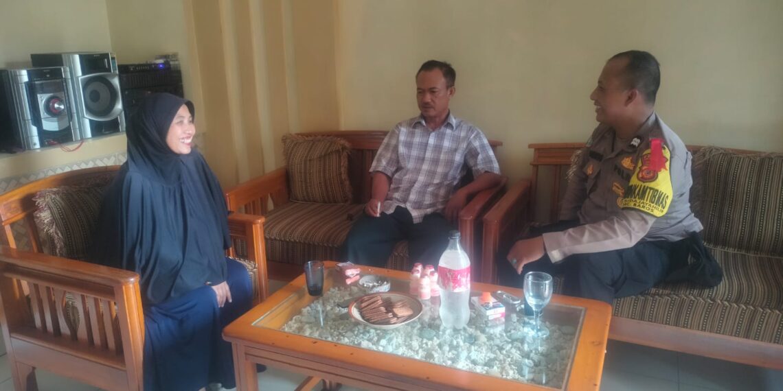 Sebar pesan kamtibmas Pemilu Damai, Bhabinkamtibmas sambagi warga Cibodas