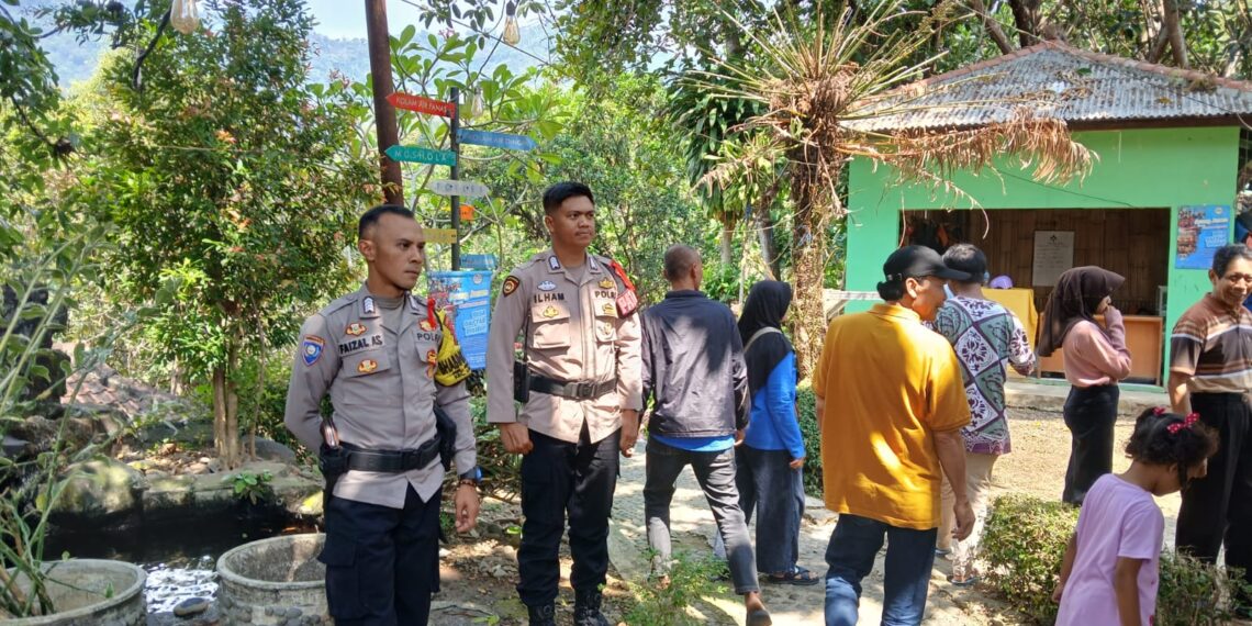 Patroli  Obyek Wisata Kolam Renang  Cikundul Untuk Berikan Jaminan Keamanan Dan Kenyamanan Kepada Pengunjung Saat Berlibur.