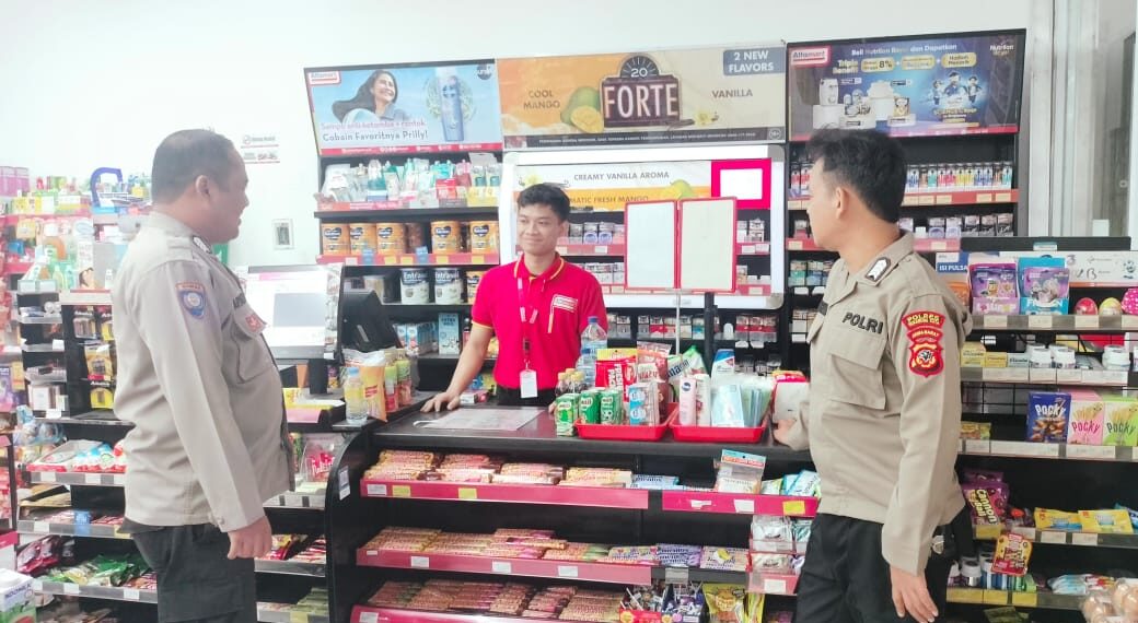 Polisi Sektor Sukalarang Patroli Malam Sambangi  Minimarket Dan Dialogis Dengan Karyawan
