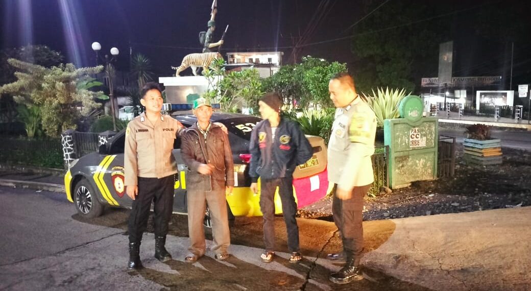 Patroli Strong Point Malam Dialogis Dengan Masyarakat Wujudkan Situasi Kamtibmas Yang Aman Jelang Pilkada 2024