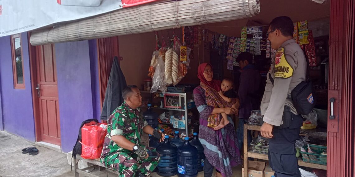 Bhabinkamtibmas Bersinergi dengan Babinsa Sambangi Warga Untuk Tingkatkan Harkamtibmas