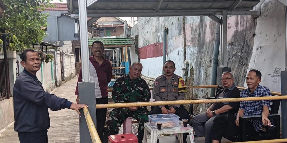 Bhabinkamtibmas Polsek Cikole dan Babinsa Laksanakan Giat Sambang Warga
