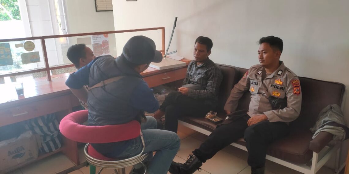 Bhabinkamtibmas Desa Perbawati Polsek Sukabumi Melaksanakan kegiatan Dialogis dengan Perangkat Desa
