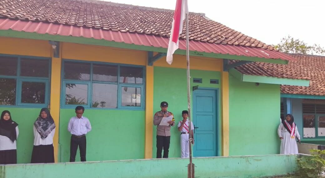 Hadir Sebagai Pembina Upacara, Bhabinkamtibmas Desa Kebonpedes Sampaikan Pesan Kamtibmas di Yayasan MTS Al Hidayah