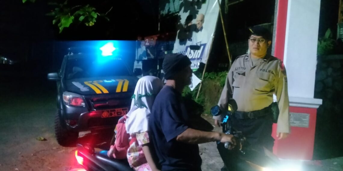 Patroli Polsek Kebonpedes Dialogis Malam Hari Antisipasi Curanmor dan Ganggu Kamtibmas