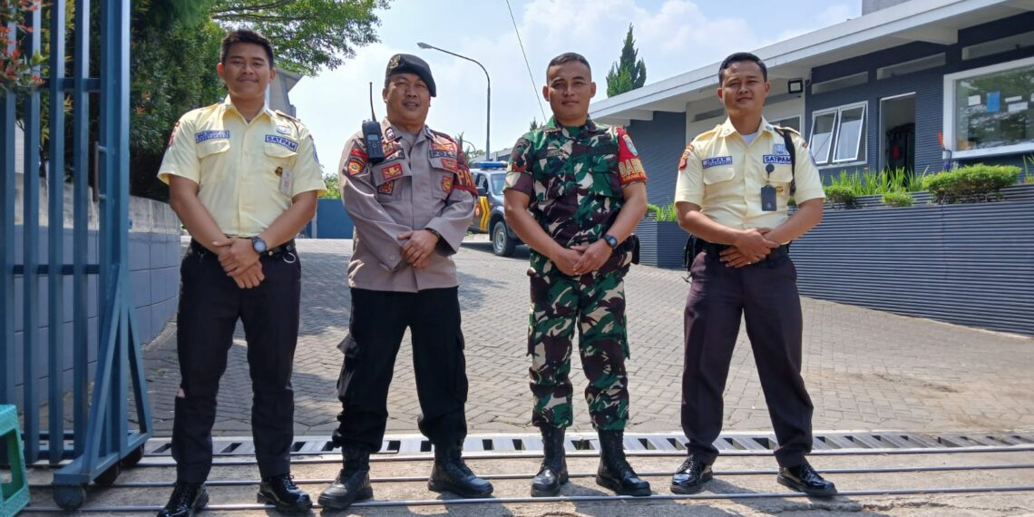 Perkuat Sinergitas TNI-Polri, PS Kanit patroli bersama Babinsa Sambang ke Security secara bersama