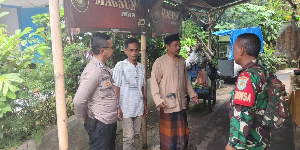 Bhabinkamtibmas Polsek Gunungpuyuh bersama Babinsa Patroli dialogis dan Sambang Warga