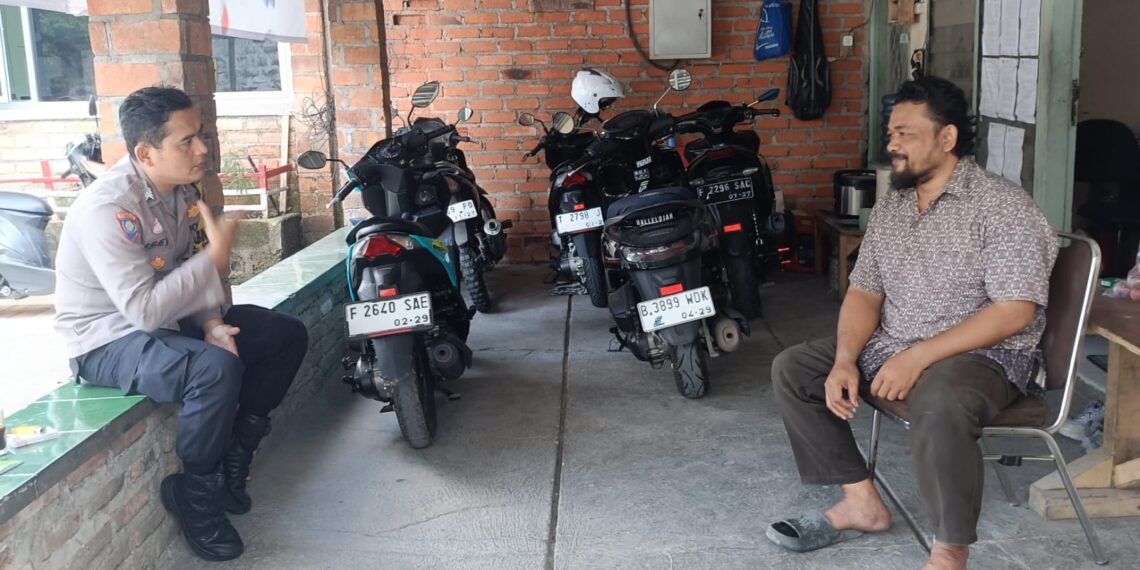 Dekati warga Babinkamtibmas bersinergi dengan Babinsa Sambangi Warga dan Berikan Imbauan Kamtibmas
