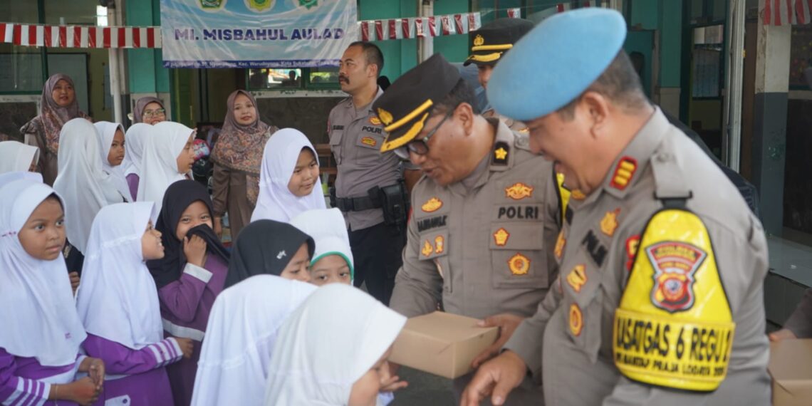 Terima Makanan Bergizi dari Polisi, Ratusan Siswa MI di Sukabumi Santap Siang di Sekolah