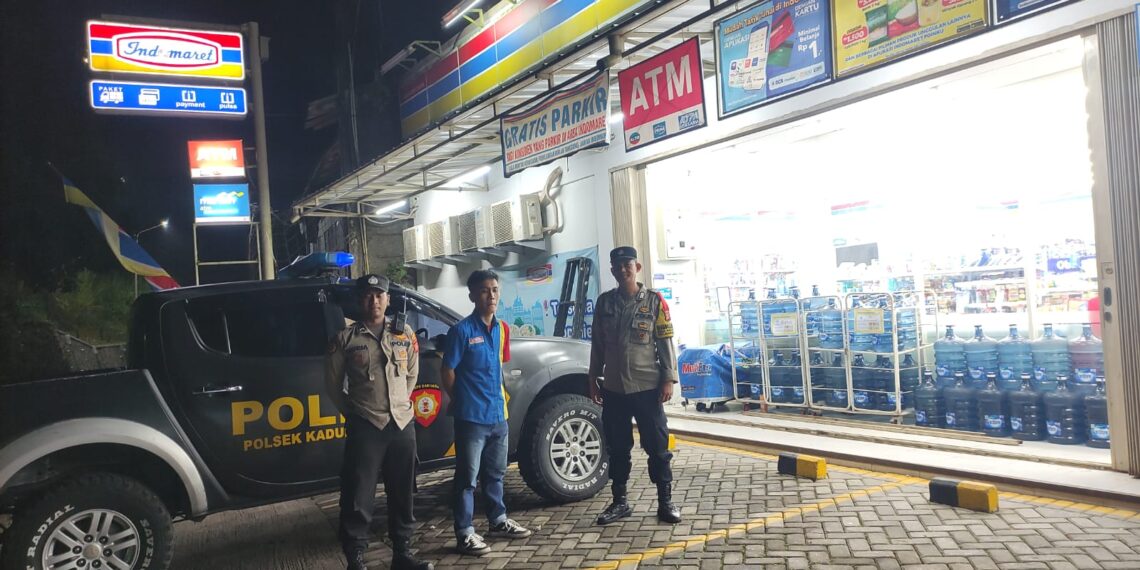 Patroli mobile rutin Polsek Kadudampit untuk mengantisipasi gangguan kamtibmas di wilayah hukum polsek kadudampit