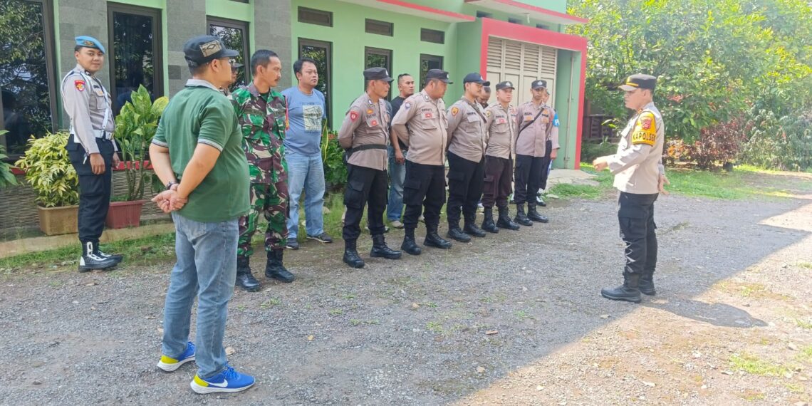 Polsek Kebonpedes Pengamanan kampanye silaturahmi dengan penggemar dan peternak ayam pelung (HIPPAP) Sukabumi Calon Bupati No. Urut 01 Drs. H. IYOS SOMANTRI, M.S,i