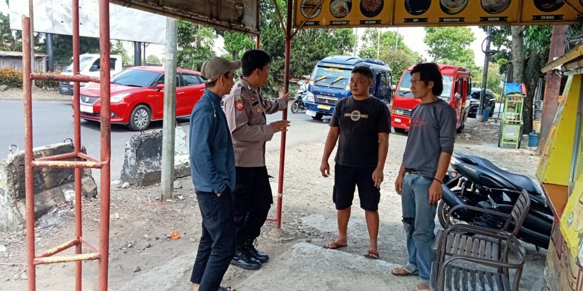 Patroli Dialogis Siang Hari, Anggota Polsek Lembursitu Sampaikan Pesan Kamtibmas Kepada Warga