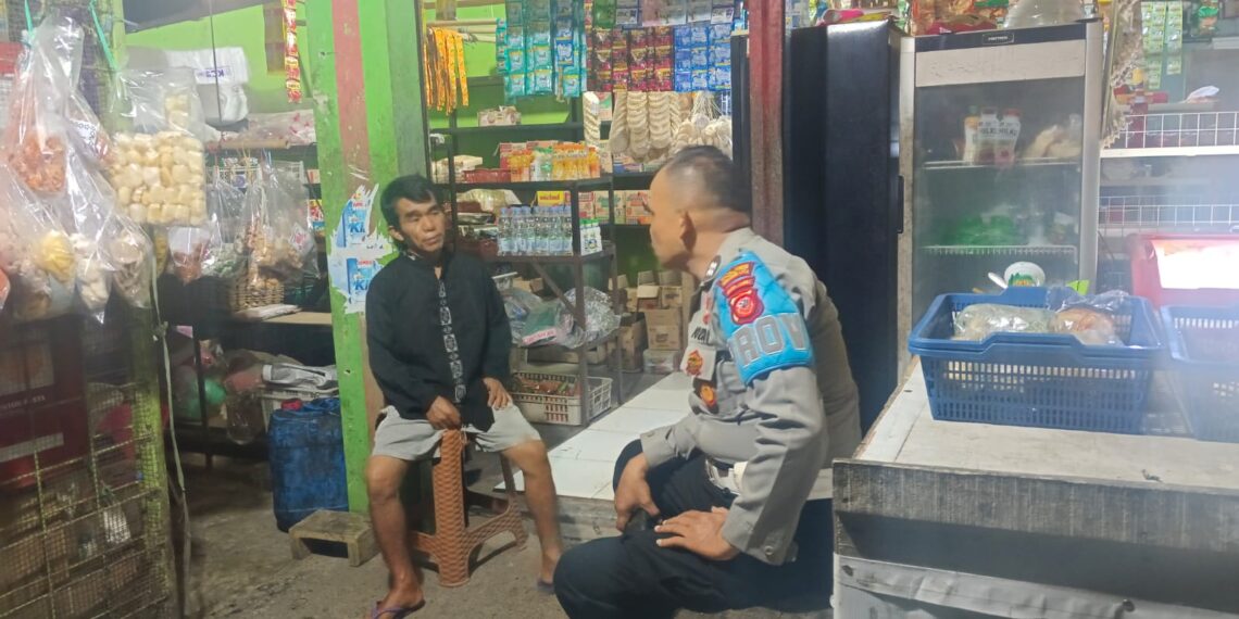 Jaga Kamtibmas,Polsek Kebonpedes Sambangi Warga Patroli Dialogis Malam Hari