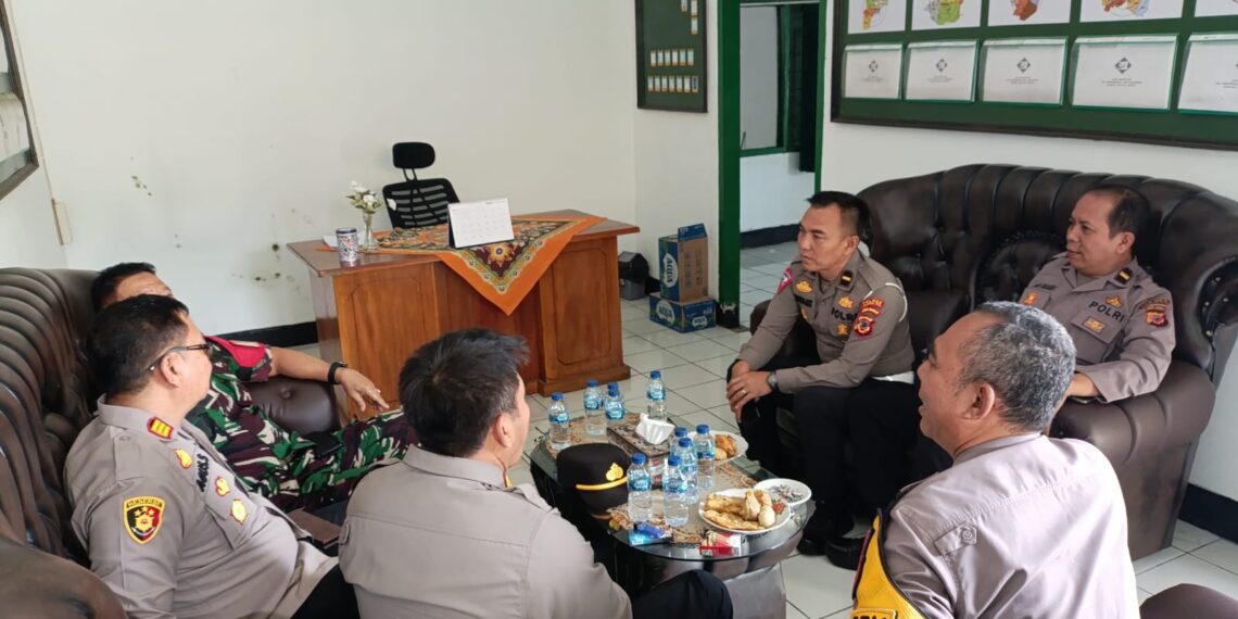 Ngariung bareng Kapolsek Rayon Selatan bersinergi dan Danramil Baros wujudkan Keamanan dan Kenyamanan di Pemilu Damai.