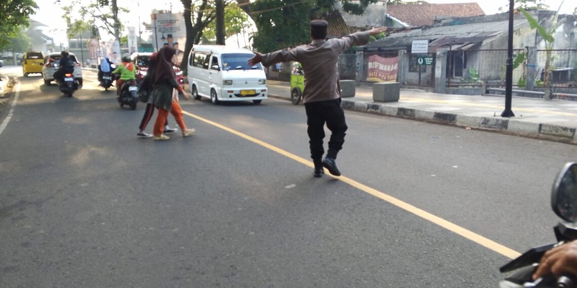 Polsek Gunungpuyuh rutin laksanakan Gatur Pagi, Agar Terciptanya Kamseltibcar Lantas dipagi hari diwilayah hukum Polsek Gunungpuyuh
