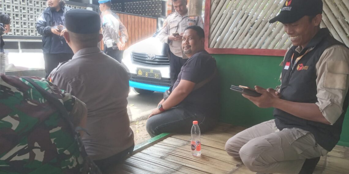 Tingkatkan Kamtibmas dan Jaga Kondidsifitas Pilkada Serentak 2024, Bhabinkamtibmas Desa Udrus Polsek Kadudampit efektifkan Dialogis bersama Warga.