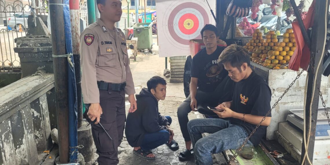Jaga Kondusifitas Pilkada Serentak 2024 Berdialog Dengan Warga, Unit Samapta Polsek Cisaat Dialogis Berikan Himbauan Kamtibmas