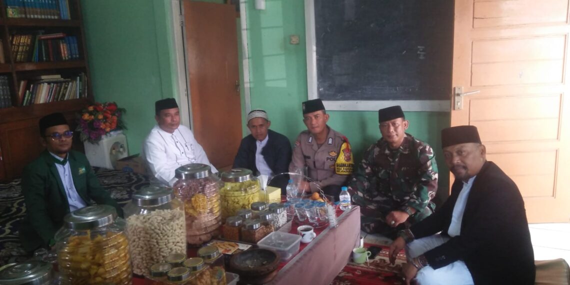 Tingkatkan Kamtibmas dan Jaga Kondidsifitas Pilkada Serentak 2024, Bhabinkamtibmas Desa Kadudampit Polsek Kadudampit efektifkan Dialogis bersama Warga.